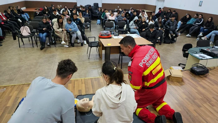 Elevii au fost interesați să afle ce au de făcut într-un caz de urgență FOTO: ISU Olt