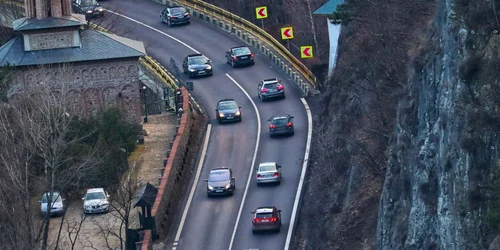 Trafic pe Valea Oltului pe DN7 / E81 în Vâlcea la intrare în Defileul Oltului Foto Andrei Militaru