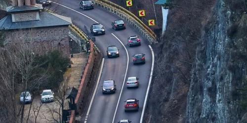 Trafic pe Valea Oltului pe DN7 / E81 în Vâlcea la intrare în Defileul Oltului Foto Andrei Militaru