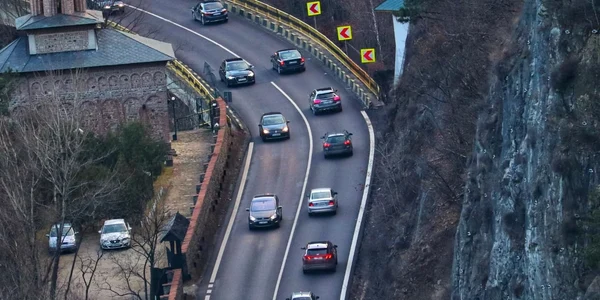 Trafic pe Valea Oltului pe DN7 / E81 în Vâlcea la intrare în Defileul Oltului Foto Andrei Militaru