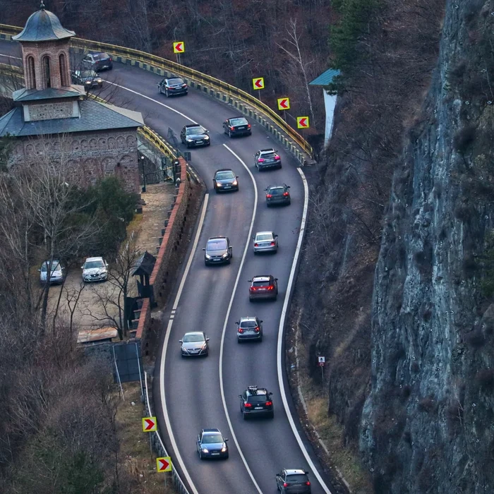 Trafic pe Valea Oltului pe DN7 / E81 în Vâlcea la intrare în Defileul Oltului Foto Andrei Militaru