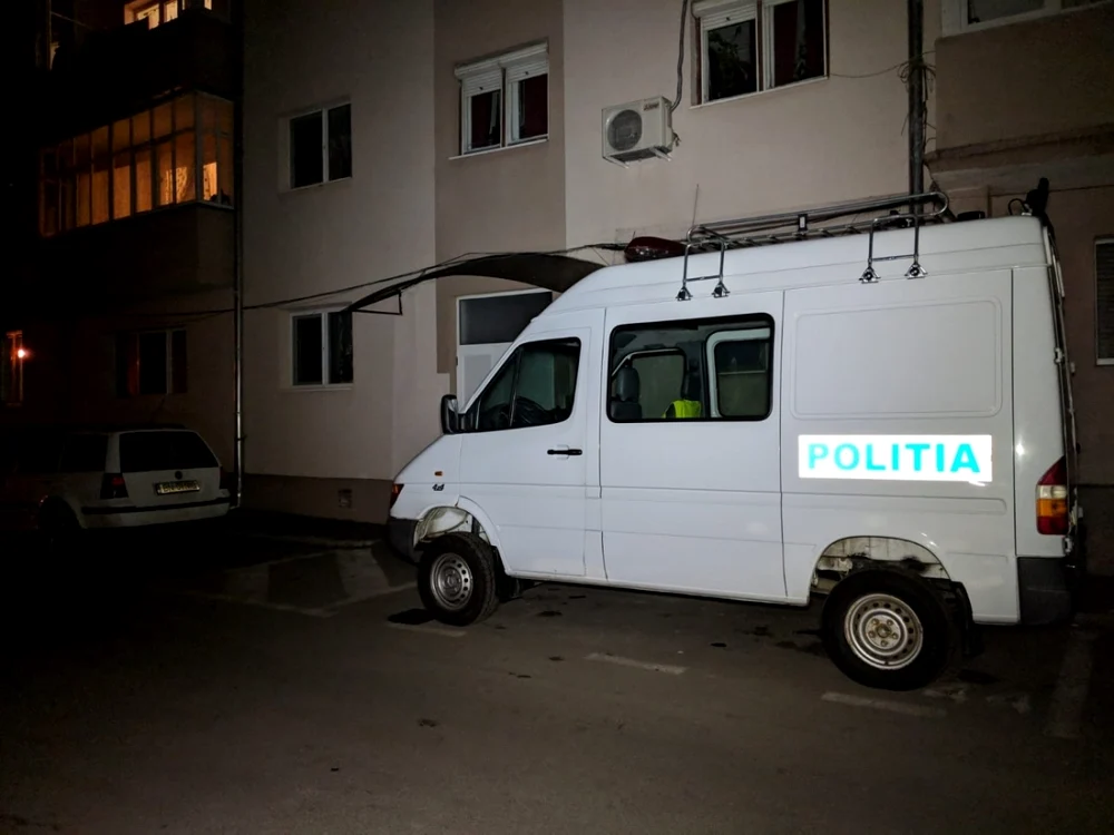 Locuinţa victimei a fost luată la puricat de către poliţişti, criminalişti şi procurori