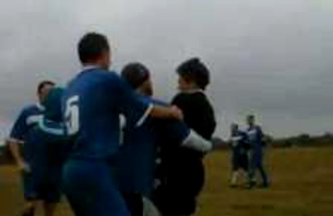 Fotbaliştii au tăbărât pe arbitrul de 17 ani şi l-au bătut măr
