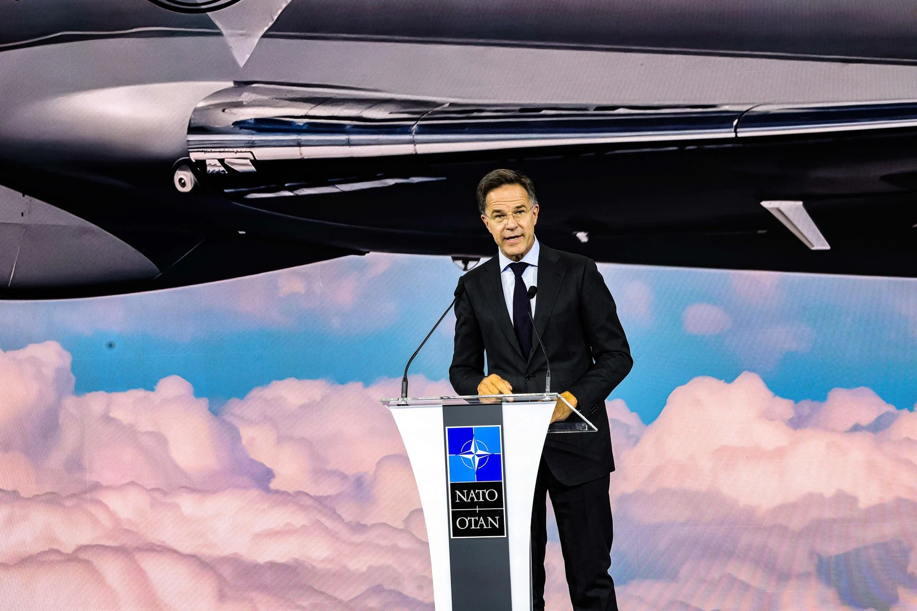 Mark Rutte promovează armamentul „Made in NATO”, în timp ce Uniunea Europeană insistă pe strategia „Cumpără european”