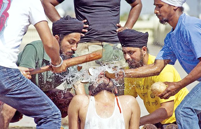 Au spart 59 de nuci de cocos pe faţă într-un minut, record mondial