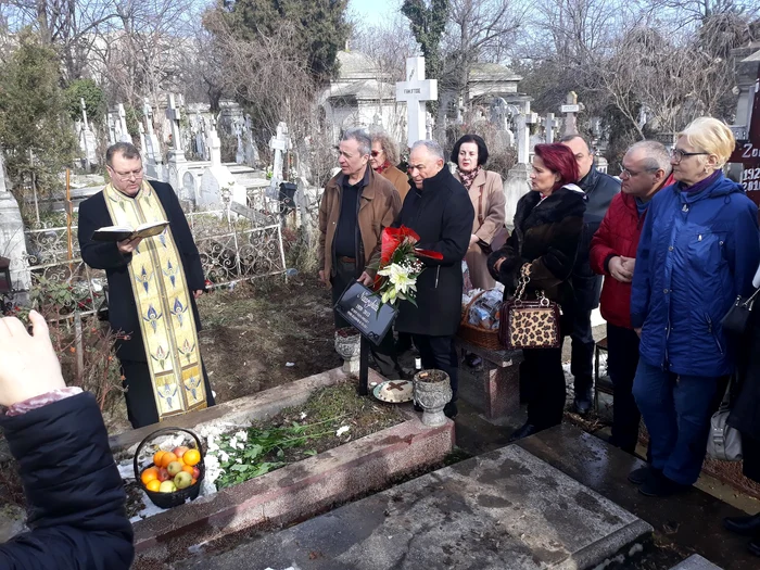Solistul George Rotaru a dus o plăcuță comemorativă la mormântfoto: Facebook / Valentina Spânu