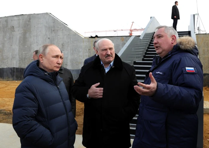 Dmitri Rogozin alături de Vladimir Putin şi Aleksandr Lukaşenko FOTO EPA-EFE