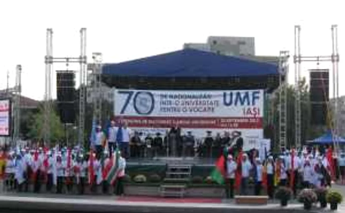 Cu 70 de drapele s-a defilat la deschiderea anului universitar la UMF Iaşi