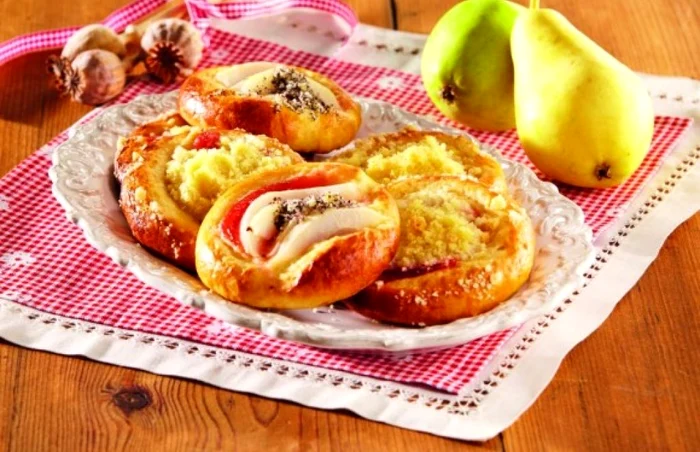 Din zemoase pere se pot obţine deserturi aromateImagine