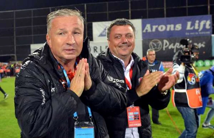 Dan Petrescu (stânga) a rămas fără stafful său din cauza bolii