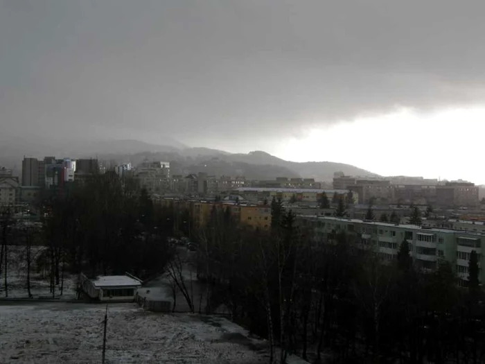Un nor negru a acoperit Braşovul. FOTOSimona Suciu