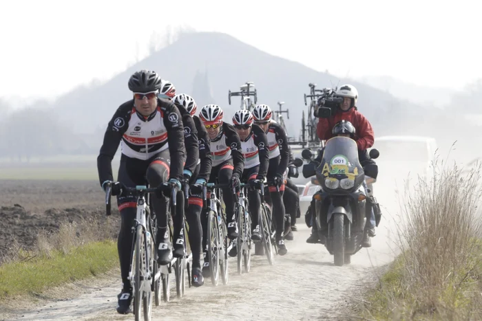 Cicliştii se luptă cu praful sau cu ploaia la fiecare ediţie FOTO Reuters