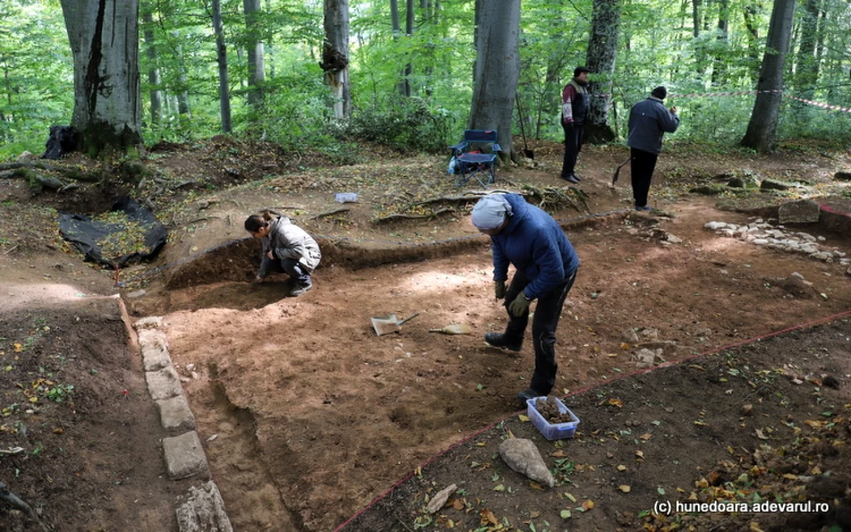 Cercetări arheologice în 2021 la Piatra Roșie. Foto: Daniel Guță. aDEVĂRUL