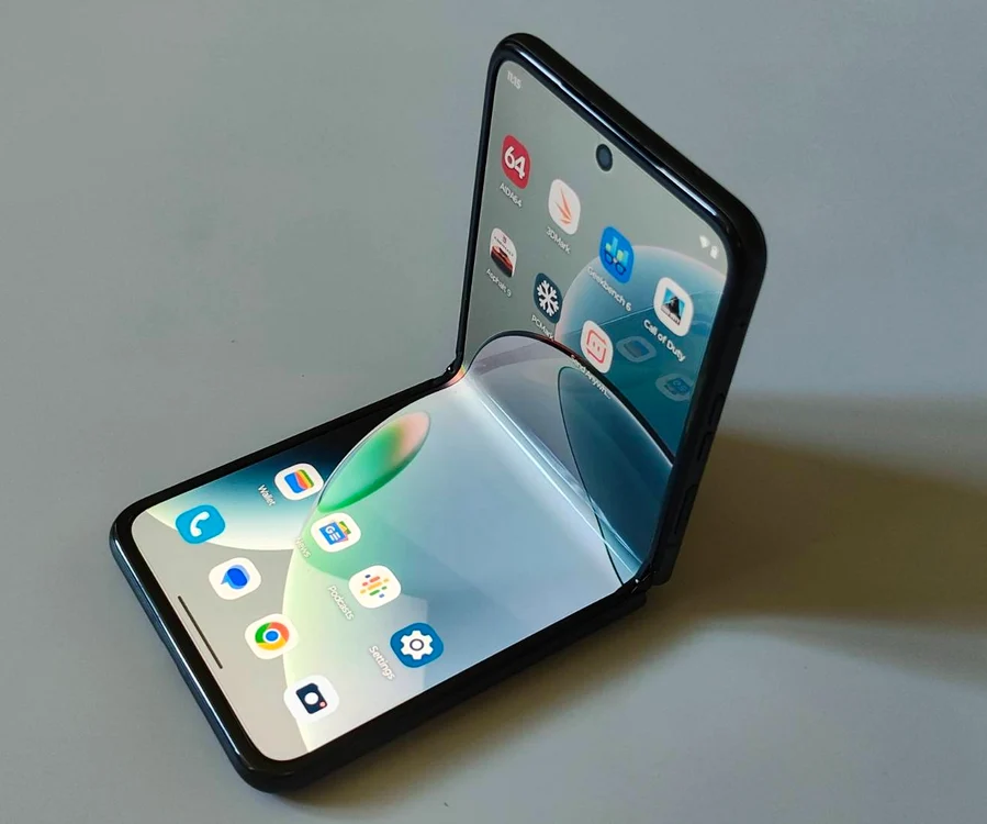 Motorola RAZR 40. FOTO Adrian Pogîngeanu
