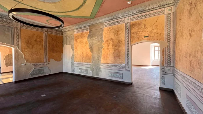Una dintre sălile în care a fost restaurată zugrăveala inițială FOTO Primăria Alba Iulia