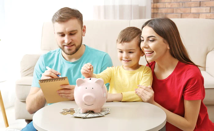 
    Important este să începem să economisim şi abia apoi să ne gândim şi la investiţii, spun specialiştii  