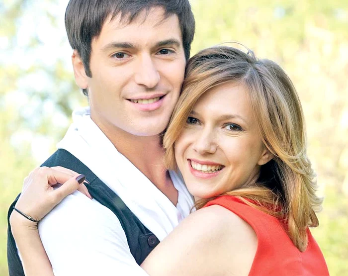 
    În viaţa de zi cu zi,  Radu şi Adela formează  un cuplu de doi ani  