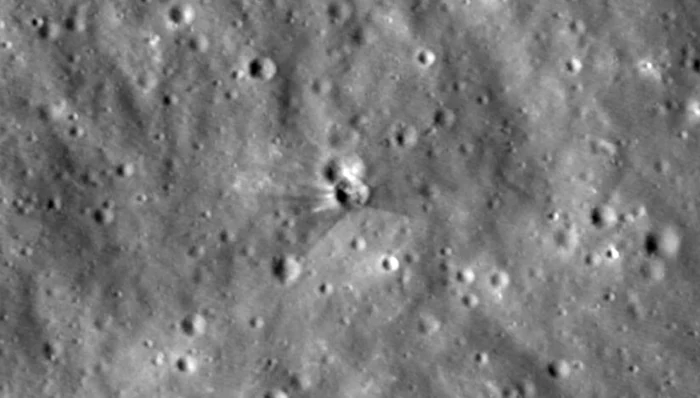 Imagini cu craterul format după prăbuşirea pe Lună a unei rachete SpaceX / Sursa foto: NASA