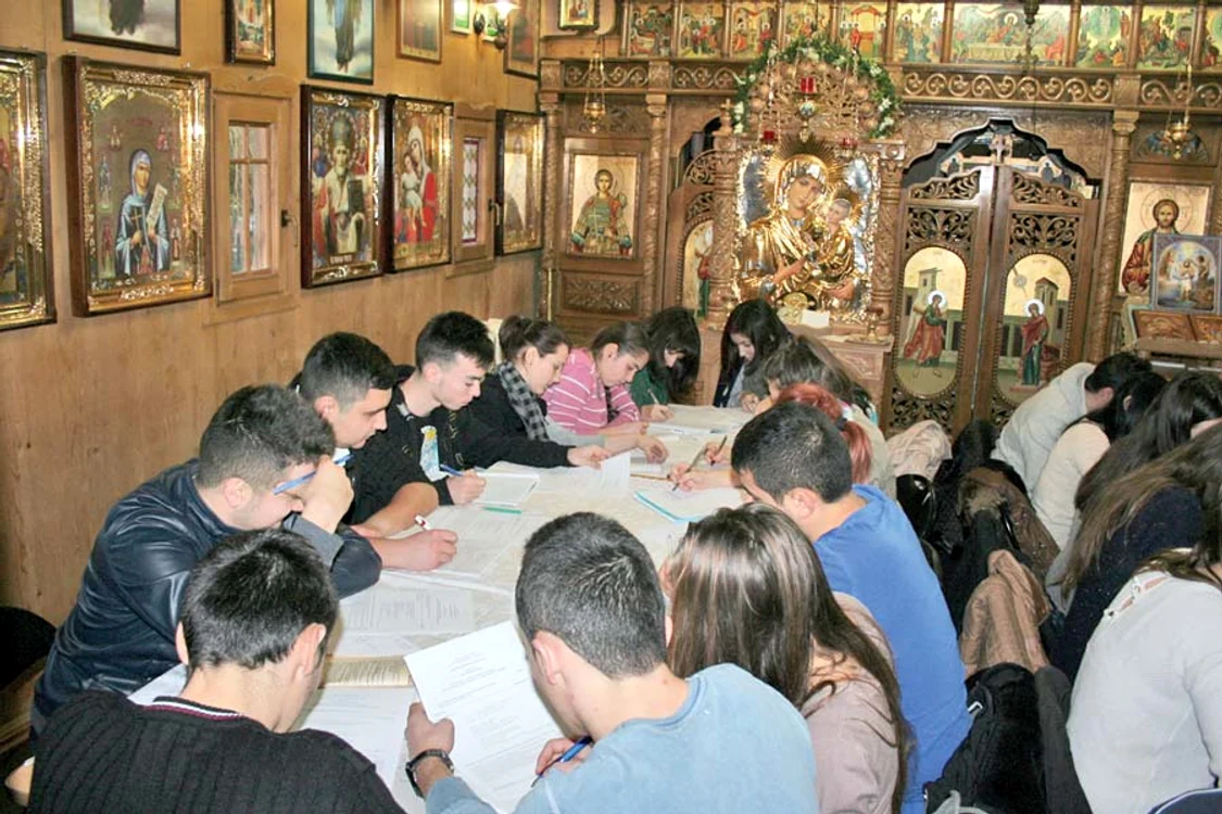 
    30 de elevi învaţă înconjuraţi  de icoane cu sfinţi care  împodobesc locaşul sfânt (FOTO: ŞTEFAN BORCEA)  