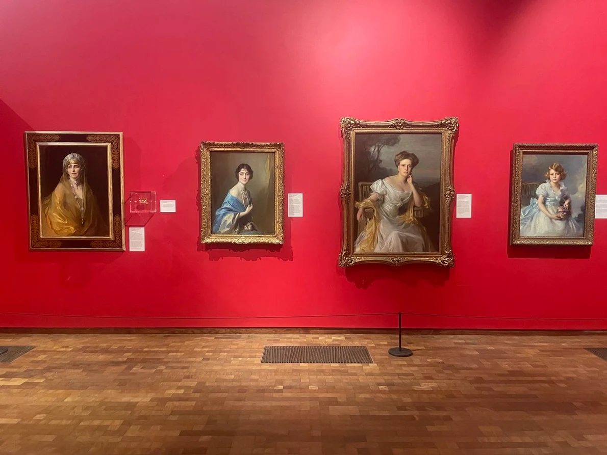 Expoziția „Philip de László: Master of Elegance”, organizată la Gainsborough’s House Museum (© Muzeul Național Peleș)