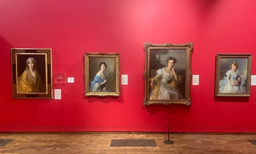 Expoziția „Philip de László: Master of Elegance”, organizată la Gainsborough’s House Museum (© Muzeul Național Peleș)
