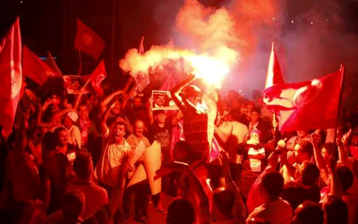 Susţinătorii partidelor din opoziţie cer plecarea Partidului Renaşterii de la guvernare. FOTO: Reuters