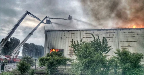 Incendiu la un depozit de arhivare