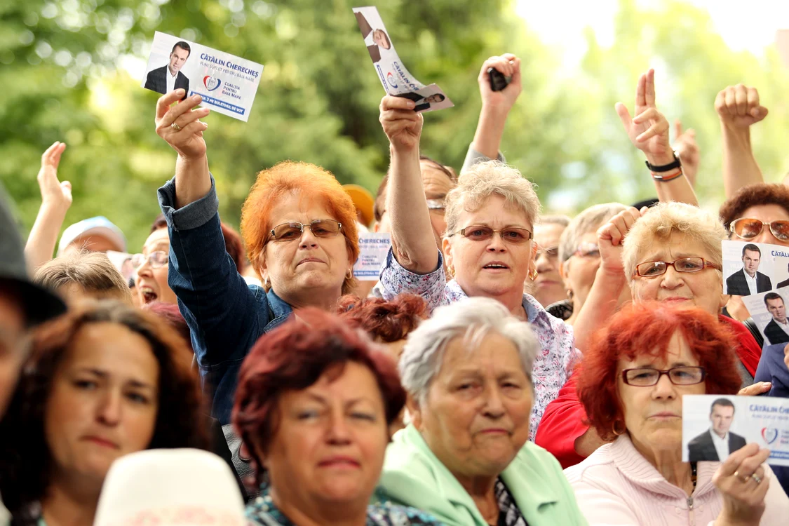 
    "N-o făcut nici o crimă!", au scandat ieri susţinătorii lui Cătălin Cherecheş, primarul aflat în arest preventivFoto: Inquam Photos / Mircea Roşca  
