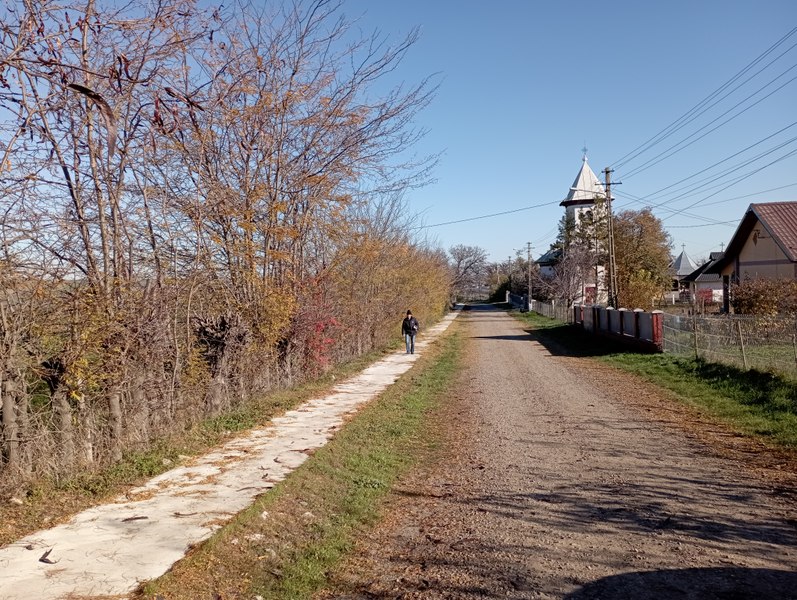 Investiție halucinantă într-un sat uitat de lume. Primăria a construit piste de biciclete într-un cătun de bătrâni, lângă drumuri de pământ