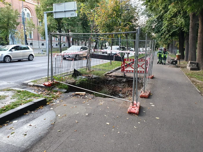 Din gropile uriașe ies aburi  de la apa caldă după  care plâng bucureștenii