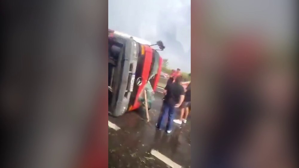 Vijelia a cauzat accidente pe E85. Două mașini s-au răsturnat la Crucea Comisoaiei VIDEO