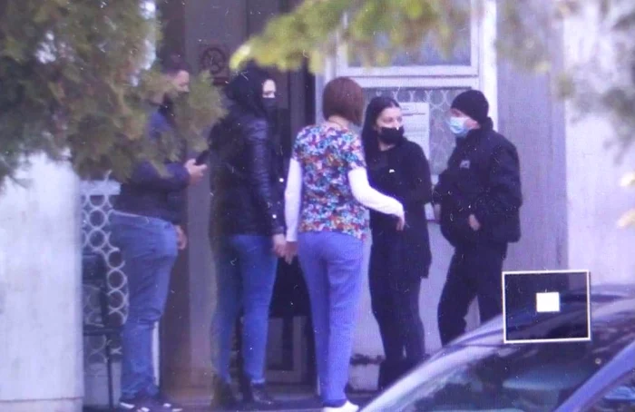 
    Familia lui Nelu Ploieșteanu a mers la INML să ridice trupul artistuluiFoto: Blitz  