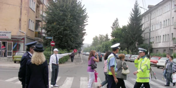 Reşita: „Săptămâna prevenirii criminalităţii” a început pe străzi (GALERIE FOTO)