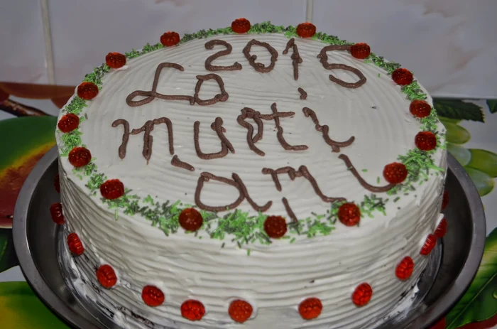Tort cu frişcă şi blat de nuci