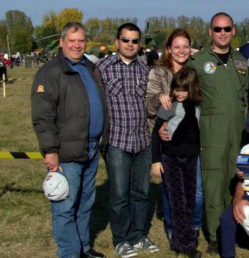 Arina, nepoata lui Dumitru Prunariu, nu lipsea de la nici un miting aviatic la care participa tatăl său, pilotul Cătălin Prunariu (în verde)Foto: arhiva personală