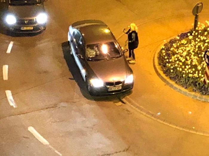 Poliţistul, îmbrăcat în uniformă de serviciu, asistă nepăsător la gestul prietenei sale FOTO: Facebook