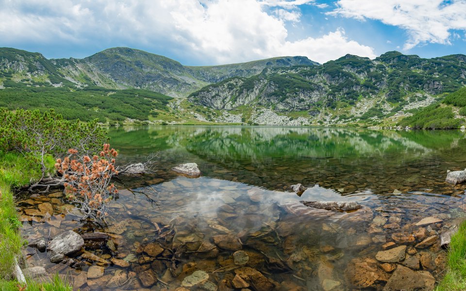 Legendele muntelui Parâng care își apără tainele: vara aruncă cu mingi de foc, iar iarna păstrează zăpada de doi metri
