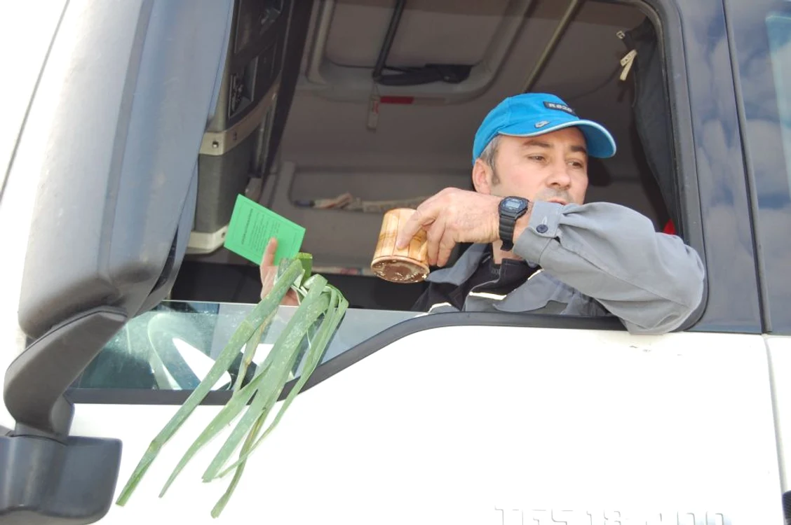 Şoferii care primesc paşaportul de oltean la trecerea podului peste Olt sunt omeniţi cu produse tradiţionale 