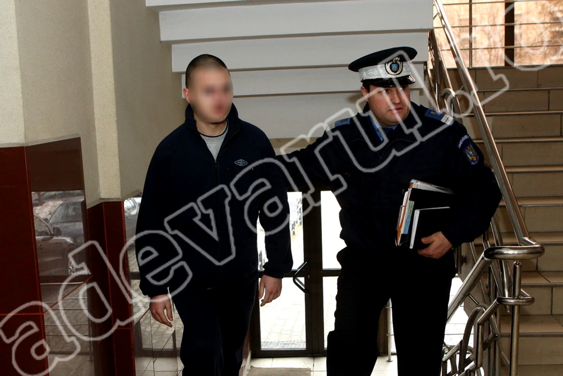 Băiatul care şi-a ucit mama şi bunica a fost adus la Tribunal