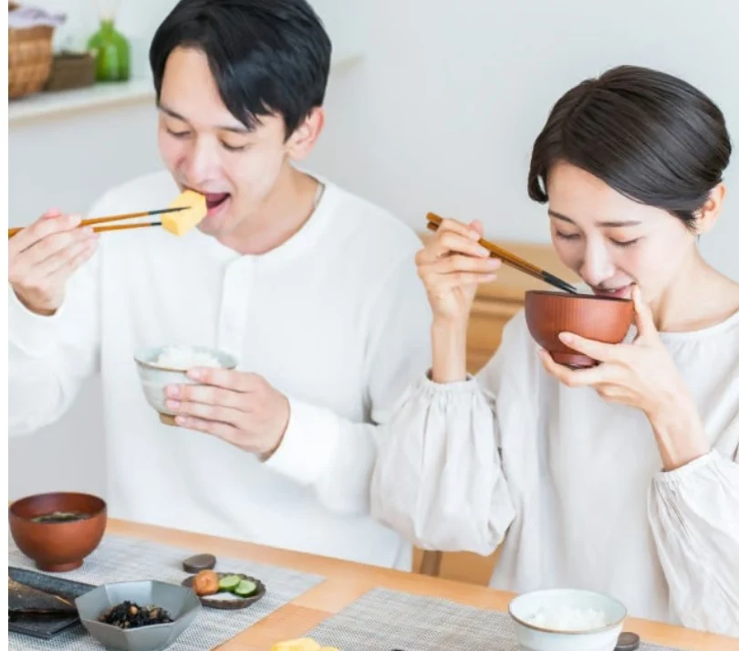 Regula de aur din Japonia care te ajută să slăbești natural fără dietă și fără efort. Cum funcționează „80% sătul”