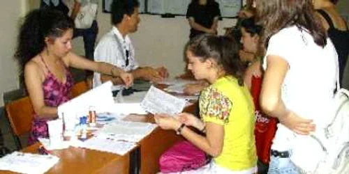 Bacău: Înscrierea la facultate dă emoții absolvenților de liceu