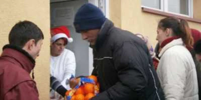 Săracii au primit bucuroşi alimentele