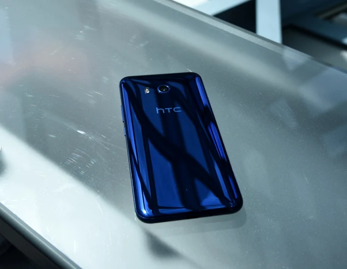 HTC U11 are o suprafaţă lucioasă de pe care nu vei lua prea uşor amprentele.