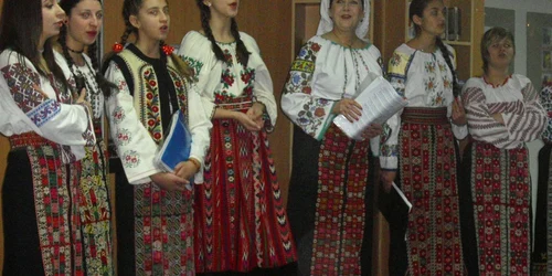 La bibliotecă s-au cântat versurile lui Eminescu.