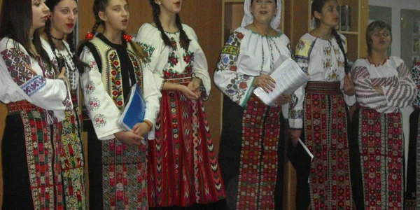 La bibliotecă s-au cântat versurile lui Eminescu.