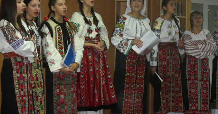 La bibliotecă s-au cântat versurile lui Eminescu.