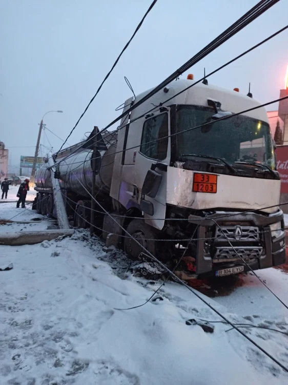 O cisternă plină cu combustibil a intrat într-un stâlp de electricitate FOTO Salvamont Buşteni