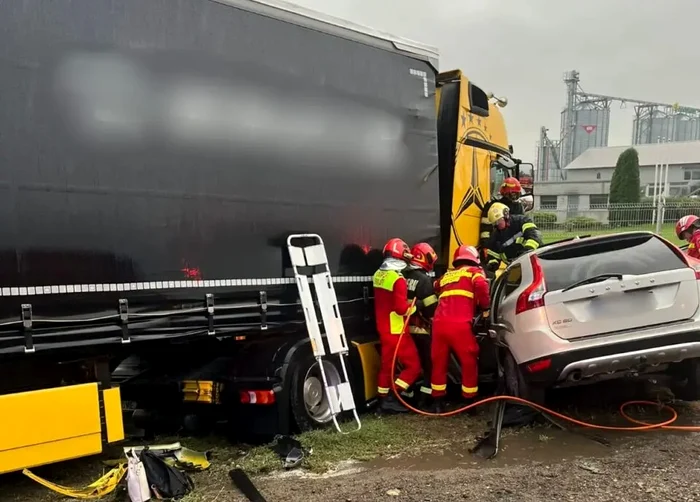 TIR-ul a intrat pe contrasens și a lovit în plin autoturismul FOTO Monitorul de Suceava
