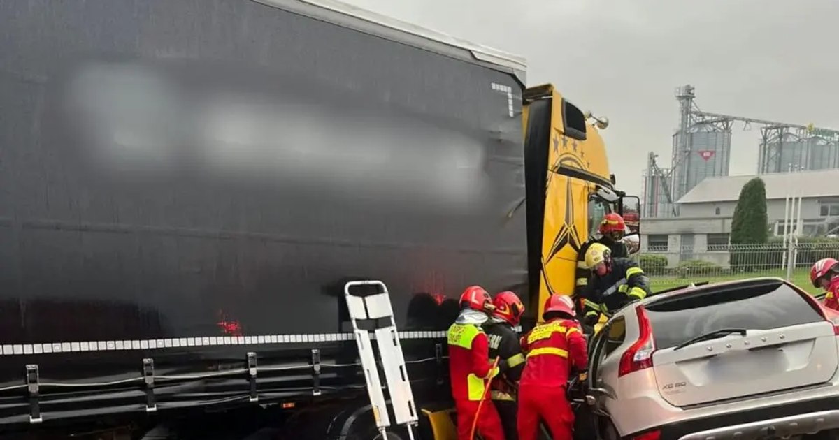Accident mortal în Suceava. Momentul în care un TIR intră pe contrasens și strivește un autoturism