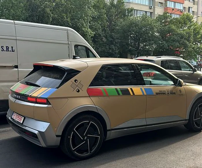 David Popovici și mașina primită cadou, în traficul din Capitală. Foto Car Spotting 